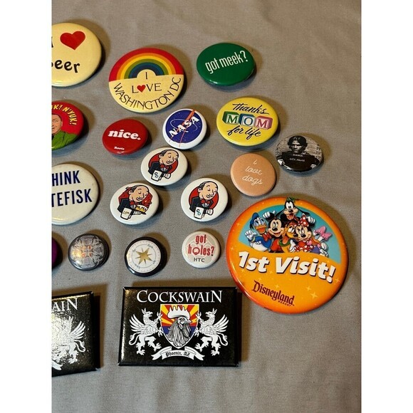 Large Lot of Vintage and Newer Buttons / Pins - Picture 3 of 6